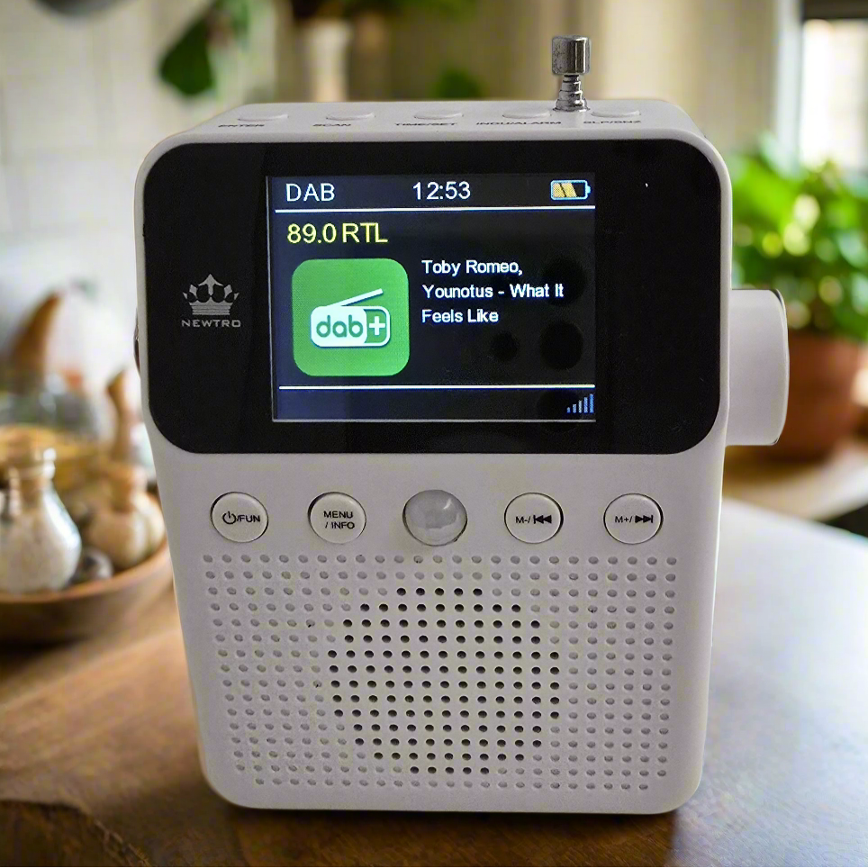 DAB+ Steckdosenradio mit Bewegungssensor, 60 Sender, TFT-Farbdisplay, Akku & USB